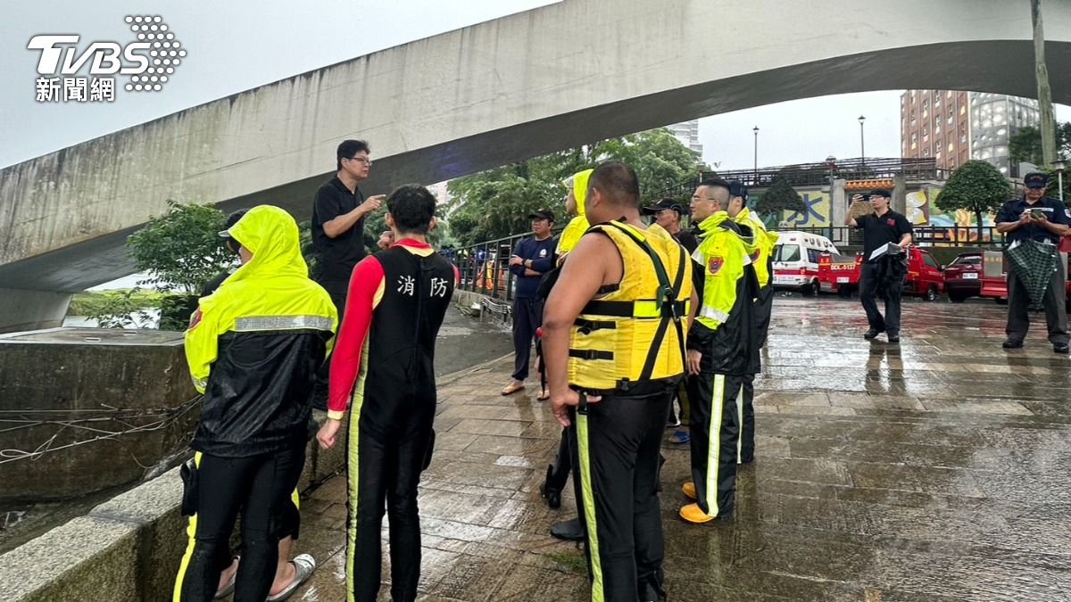 快訊／警消再集結搜碧潭落水女　大雨攪局船艇一度搜救暫停