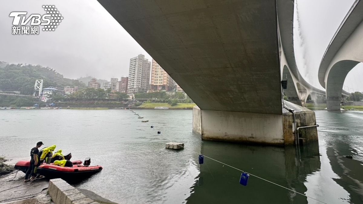 早上大雨攪局,一度改為岸巡搜救。(圖/TVBS)