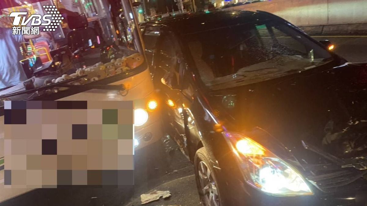 北市信義區連環車禍 7旬翁失控自撞波及轎車與公車