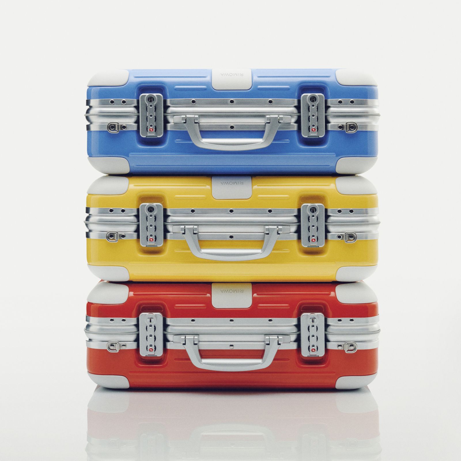 RIMOWA Holiday Case手提箱推出藍色、黃色、紅色等3款。各NT$39,900（美之心提供）