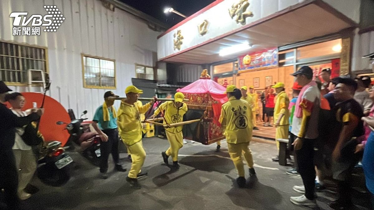 白沙屯媽一起慶母親節!「粉紅超跑駐駕海鮮餐廳」老闆、客人大喜