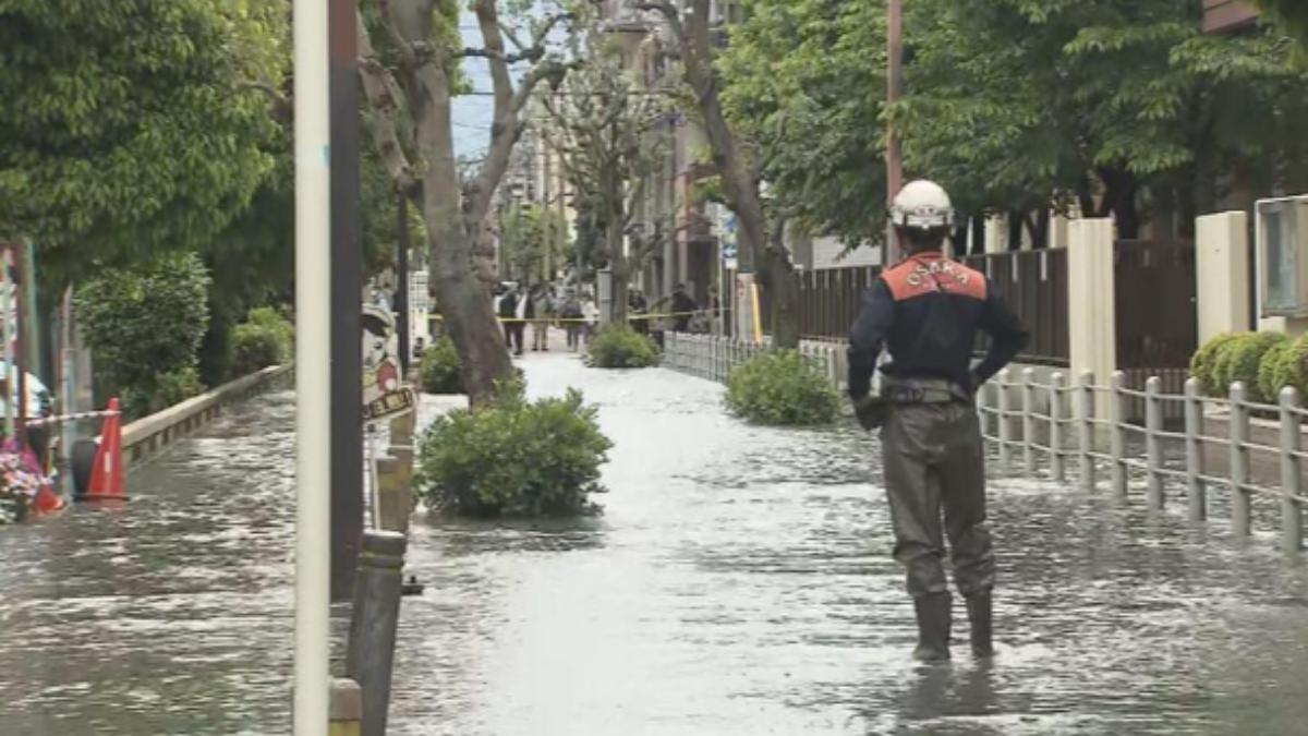 大阪水管破裂地點鄰近小學,積水深度達數十公分。(圖/翻攝自MBS)