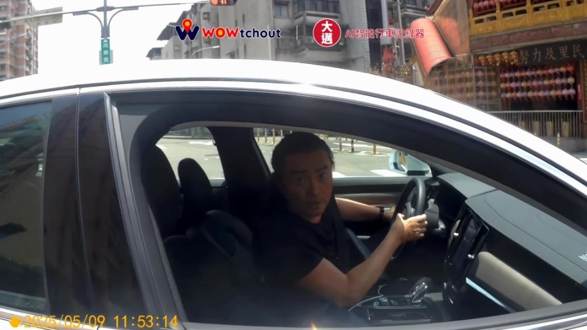 藝人李㼈開車違規還喊「有什麼事嗎」 險與騎士起衝突、警方要罰了