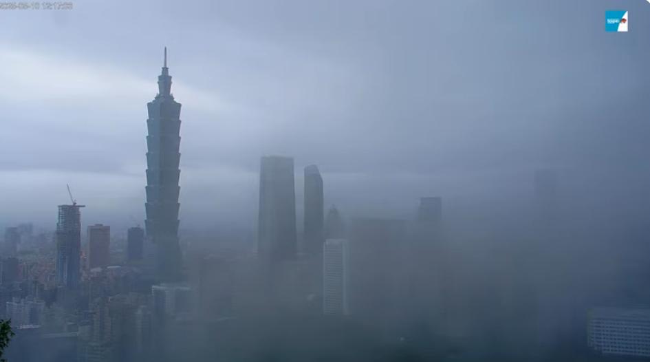 台北今天早上大雨,台北101到中午比較清楚。(圖/翻攝YOUTUBE Taipei Travel Live Cam 台北觀光即時影像)