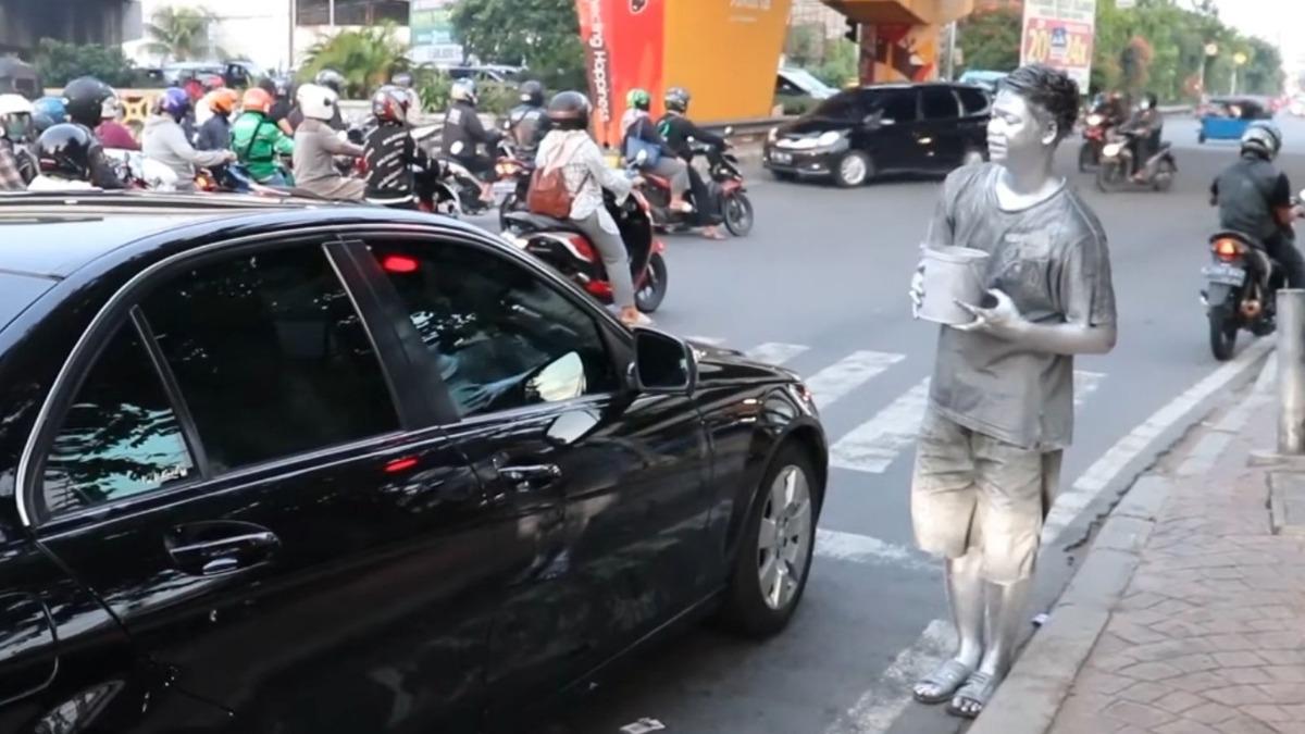 印尼失業困境!「銀人」街頭乞討養家 盼女兒走出不同人生