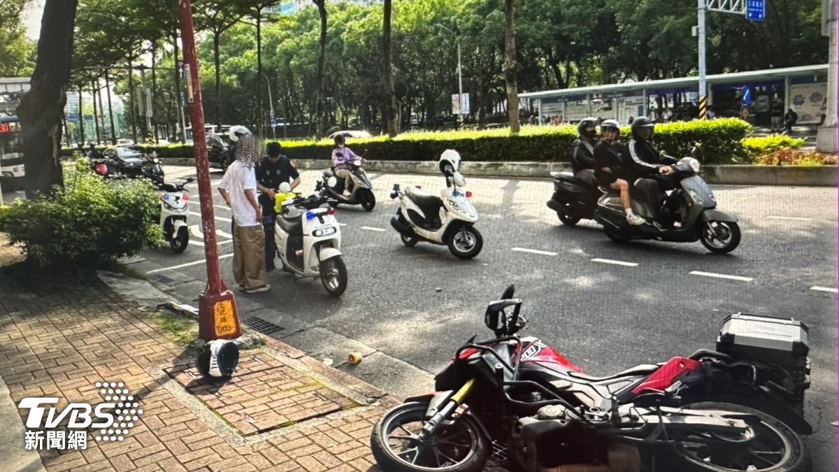 賀女下車時遭後方一名紀姓騎士閃避不及撞上。(圖/TVBS)
