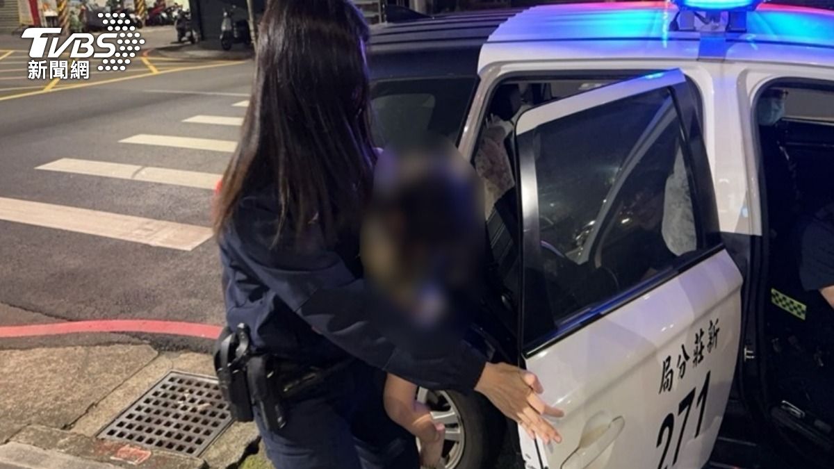 員警將男童帶回派出所安置。(圖/TVBS)