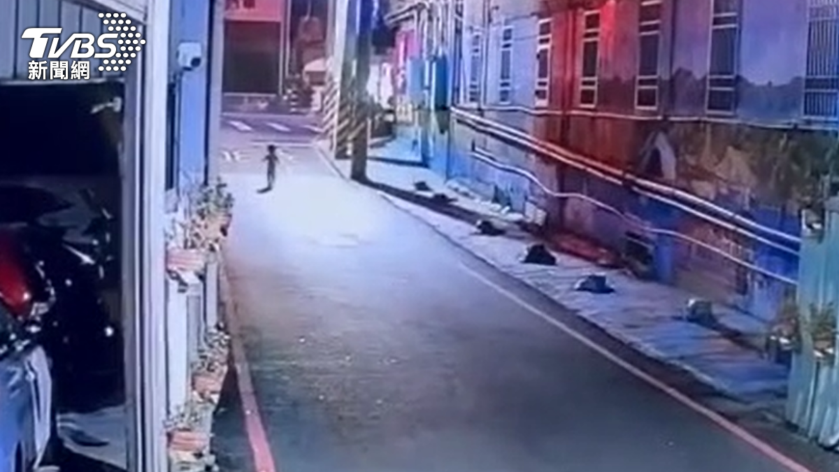 上個月新莊1名3歲男童包著尿布半夜溜出門,後員警順利協助送回家。(圖/TVBS)