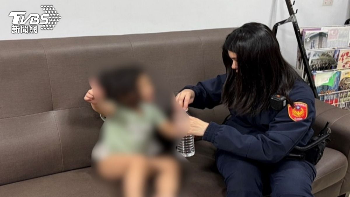 員警帶男童回到派出所,並調閱監視器畫面找到男童住處。(圖/TVBS)
