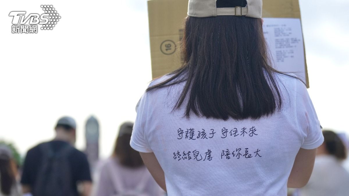 民眾穿著自製T恤參加集會。(圖/華子琛攝)