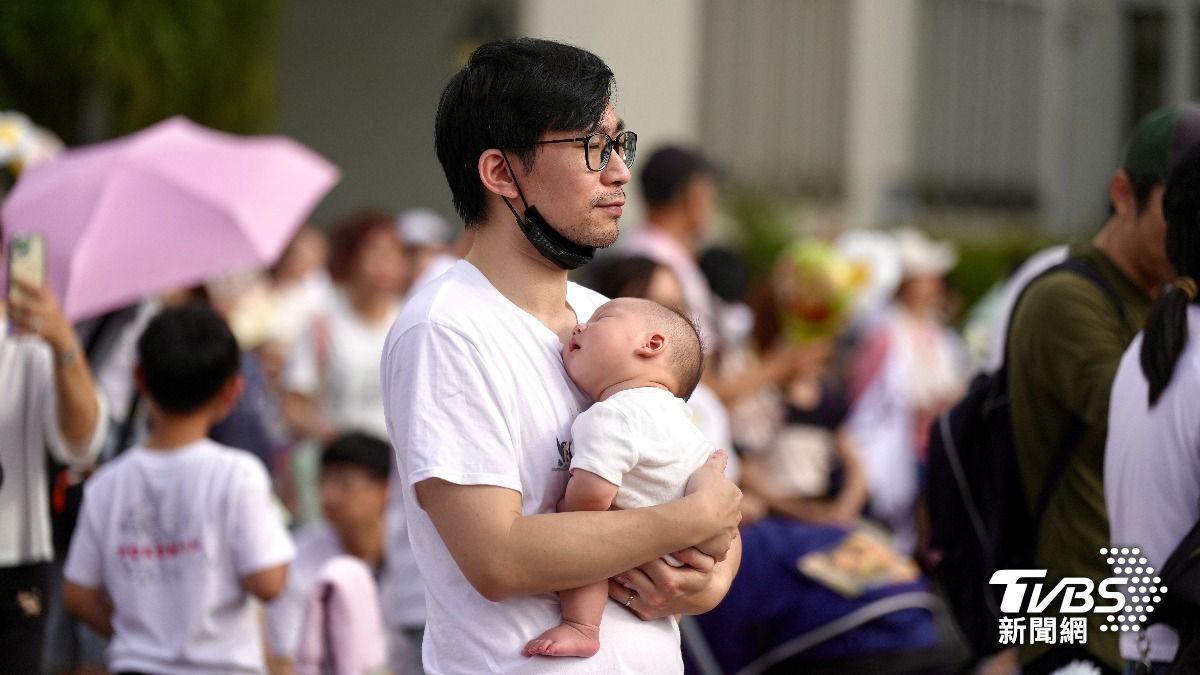 有家長帶著嬰兒出席。(圖/華子琛攝)