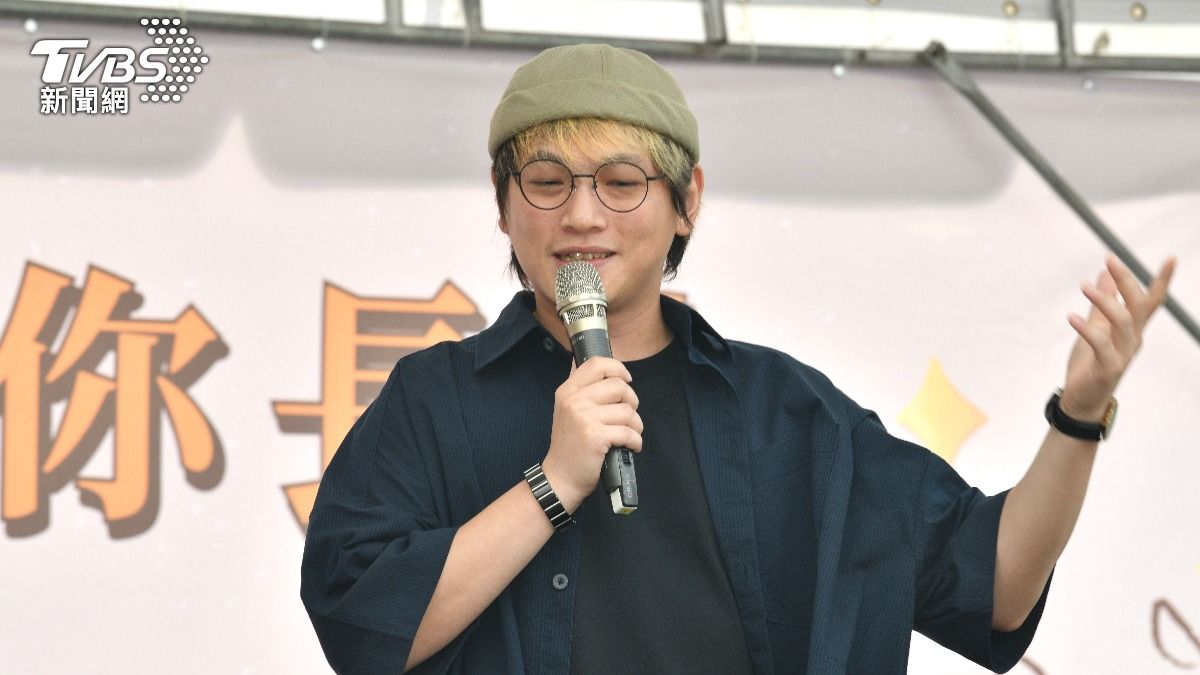 邱振哲演唱《太陽》時,本在下雨的天空也放晴、出太陽。(圖/胡瑞麒攝)