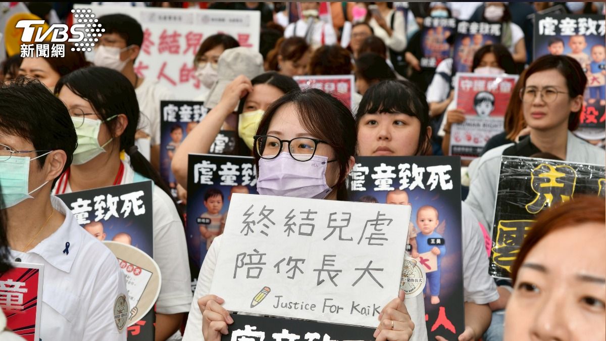 「終結兒虐,陪你長大」集會行動聲援剴剴。(圖/胡瑞麒攝)
