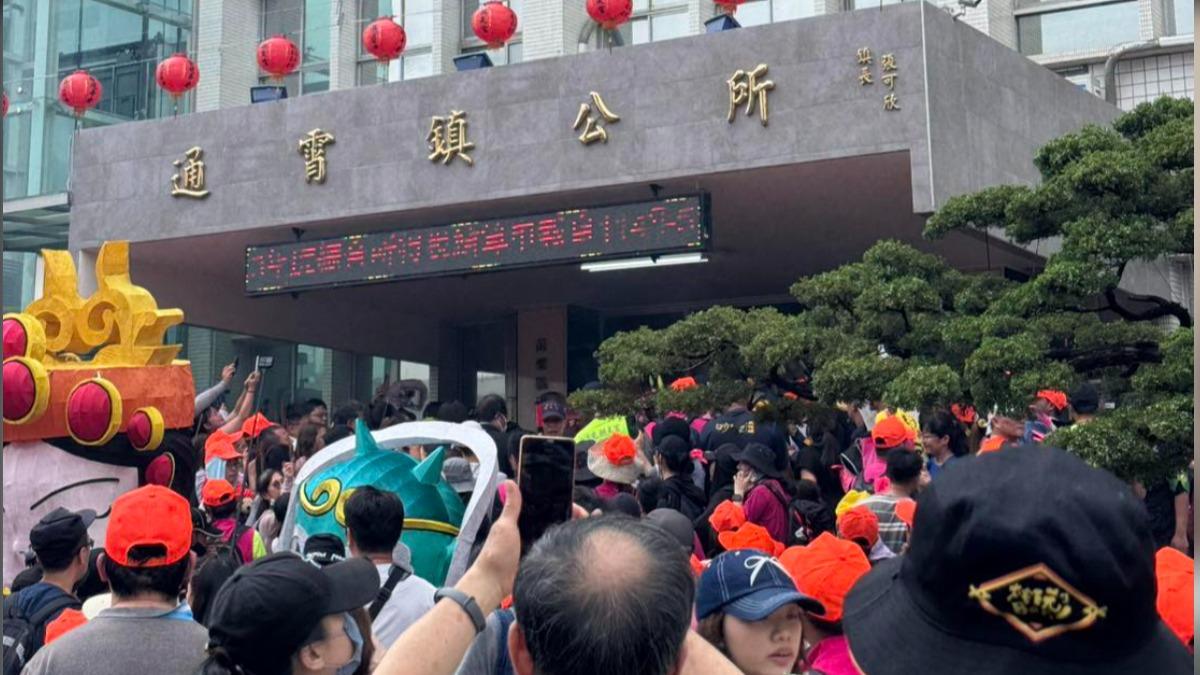 白沙屯媽首度通霄鎮公所駐駕過夜 通霄鎮長「傻眼」開心迎接