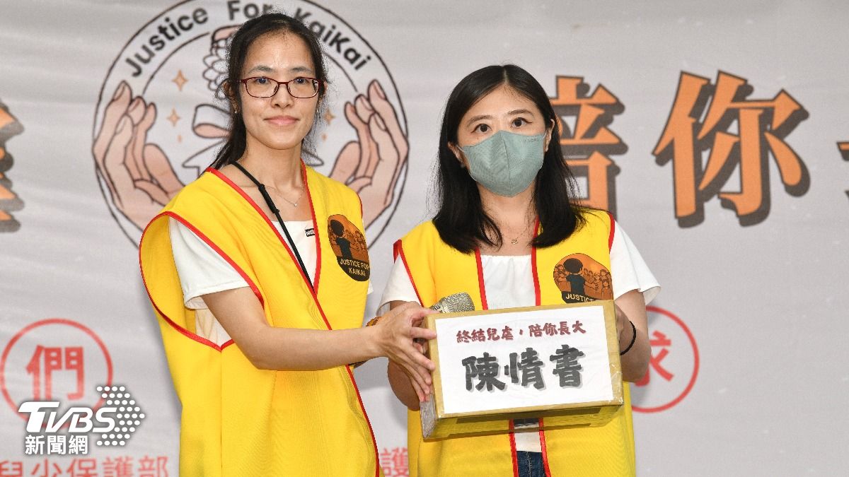 主辦單位收8.4萬份陳情連署要送入總統府。(圖/胡瑞麒攝)