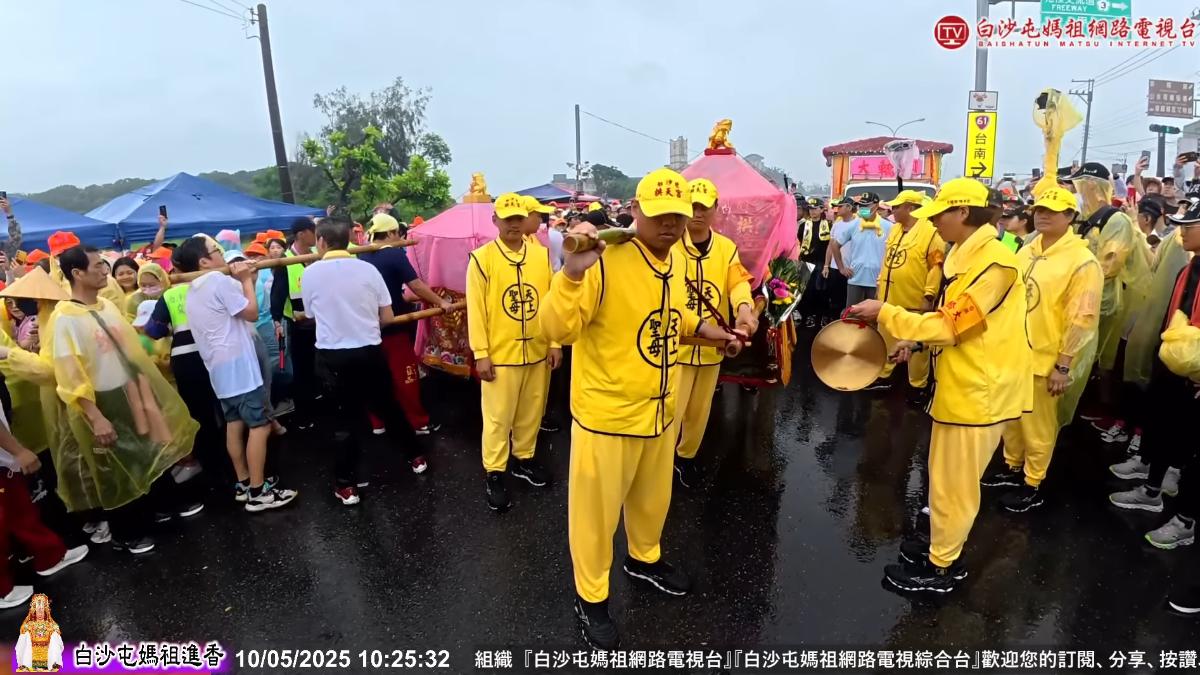 白沙屯媽回鑾巧遇另台「粉紅超跑」 信徒見1畫面嗨喊:媽祖認識