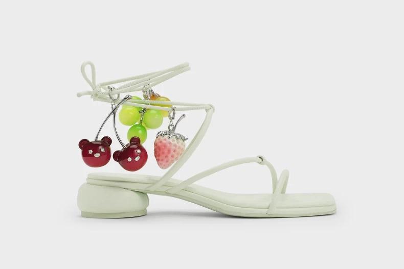 CHARLES & KEITH 藤蔓繞踝涼鞋 & 水果吊飾組。(圖/翻攝自CHARLES & KEITH官網)