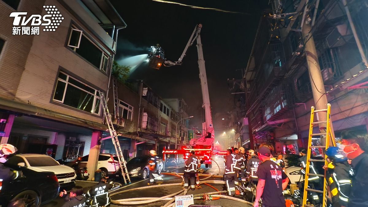 火警驚魂!三峽民宅凌晨起火 母子跳窗逃生、屋主攀梯脫險