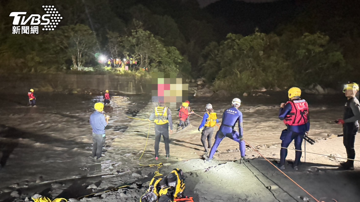 花蓮八里灣山區突溪水暴漲!23登山客受困 警消速架繩救援
