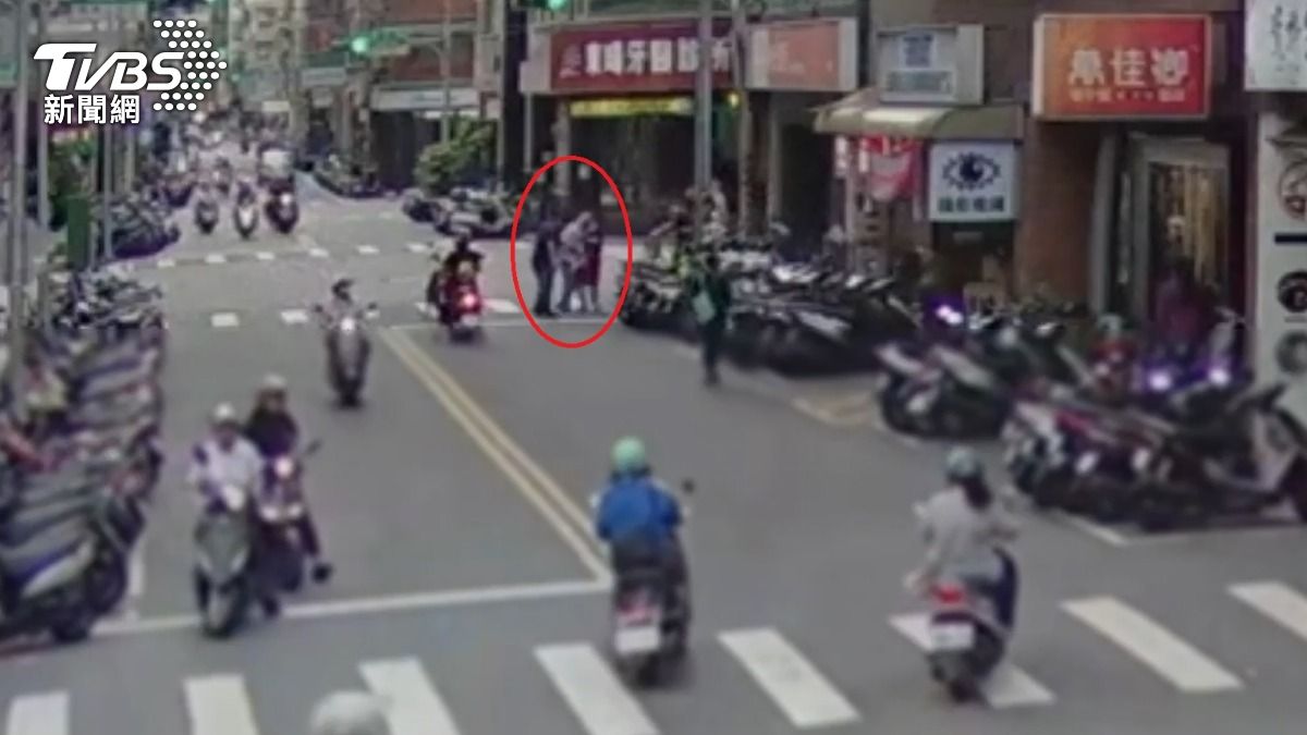 蔡姓退役警官(淺色上衣)在超市內竊取水果被店員逮個正著。(圖/TVBS)