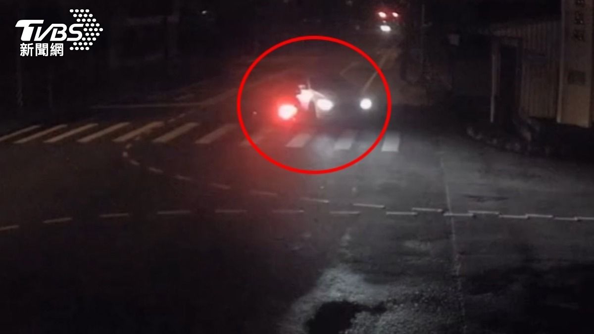 當時汽車撞上騎士，撞擊瞬間曝光。（圖／TVBS）