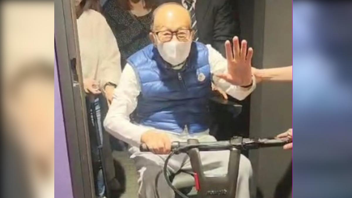 李嘉誠自駕著「電動」代步車離開包廂。（圖／翻攝weibo大越楚卿）