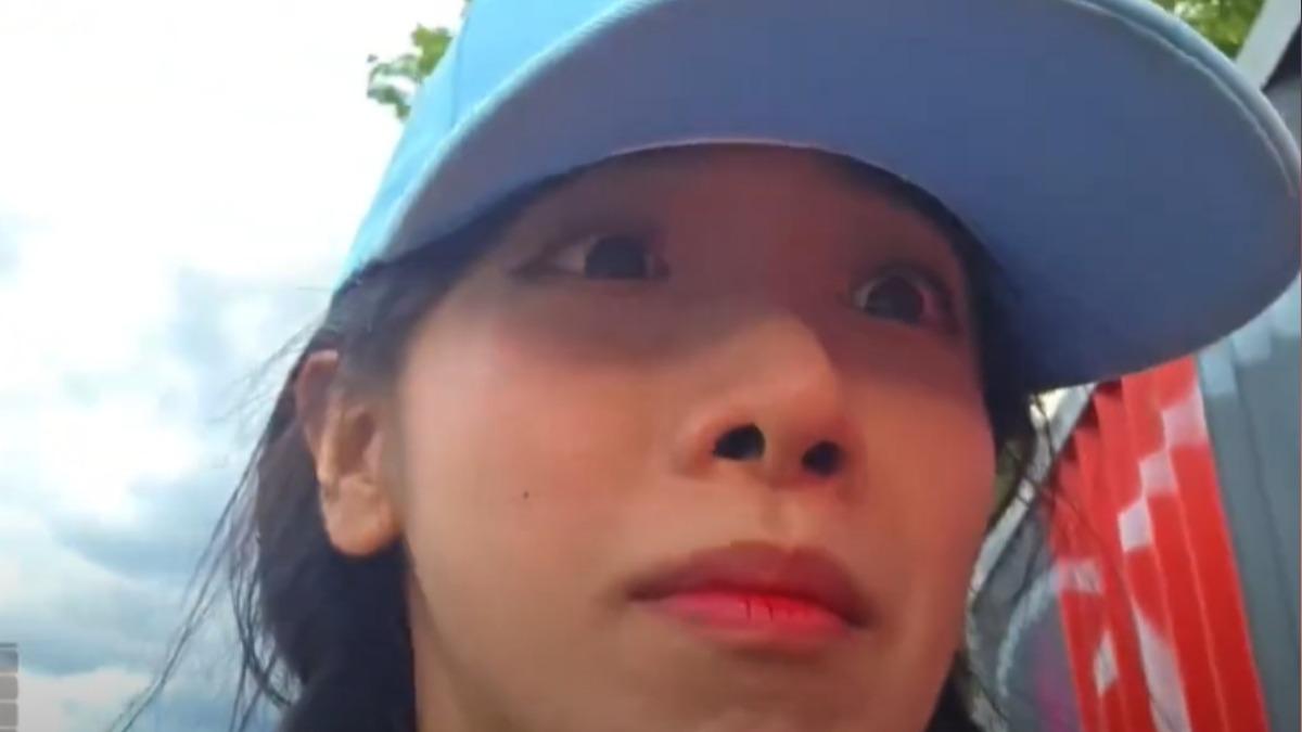 企鵝妹遇襲露出驚恐表情(圖/翻攝自企鵝妹直播片段)