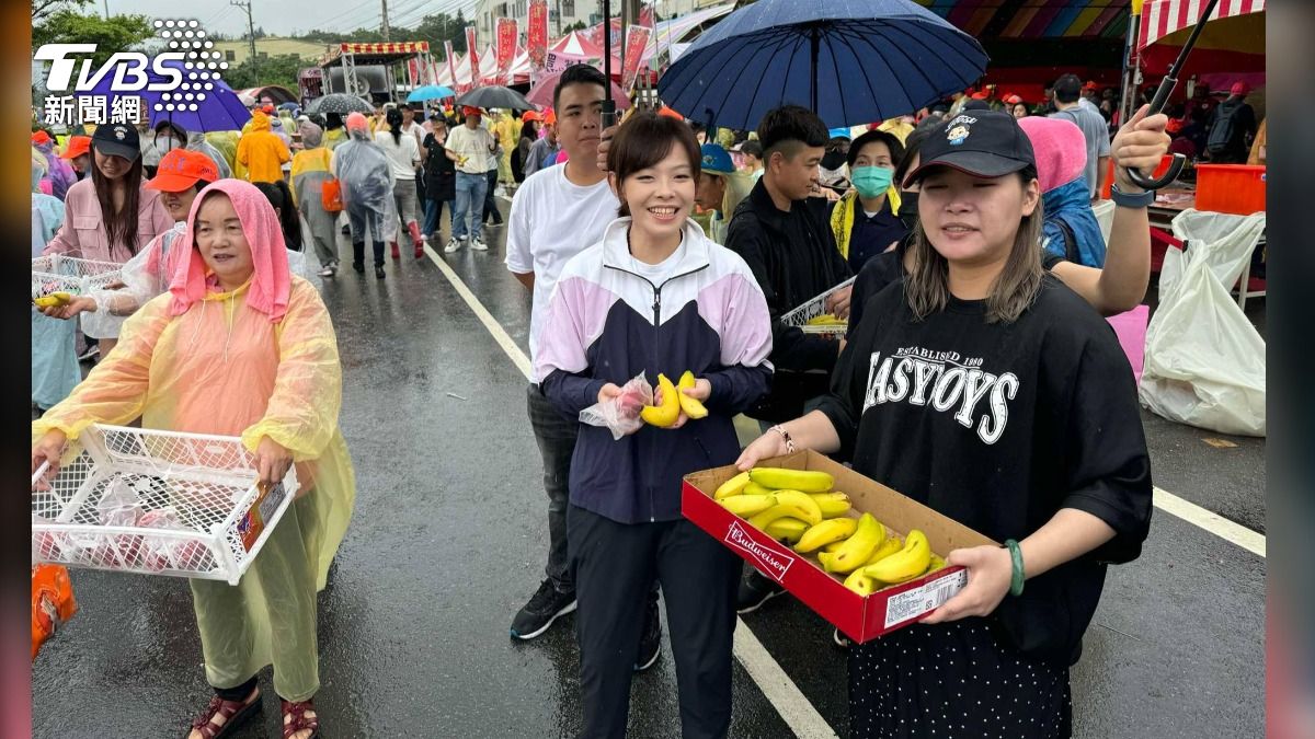 白沙屯媽祖回鑾 「高虹安」現身送暖。（圖／民眾提供）