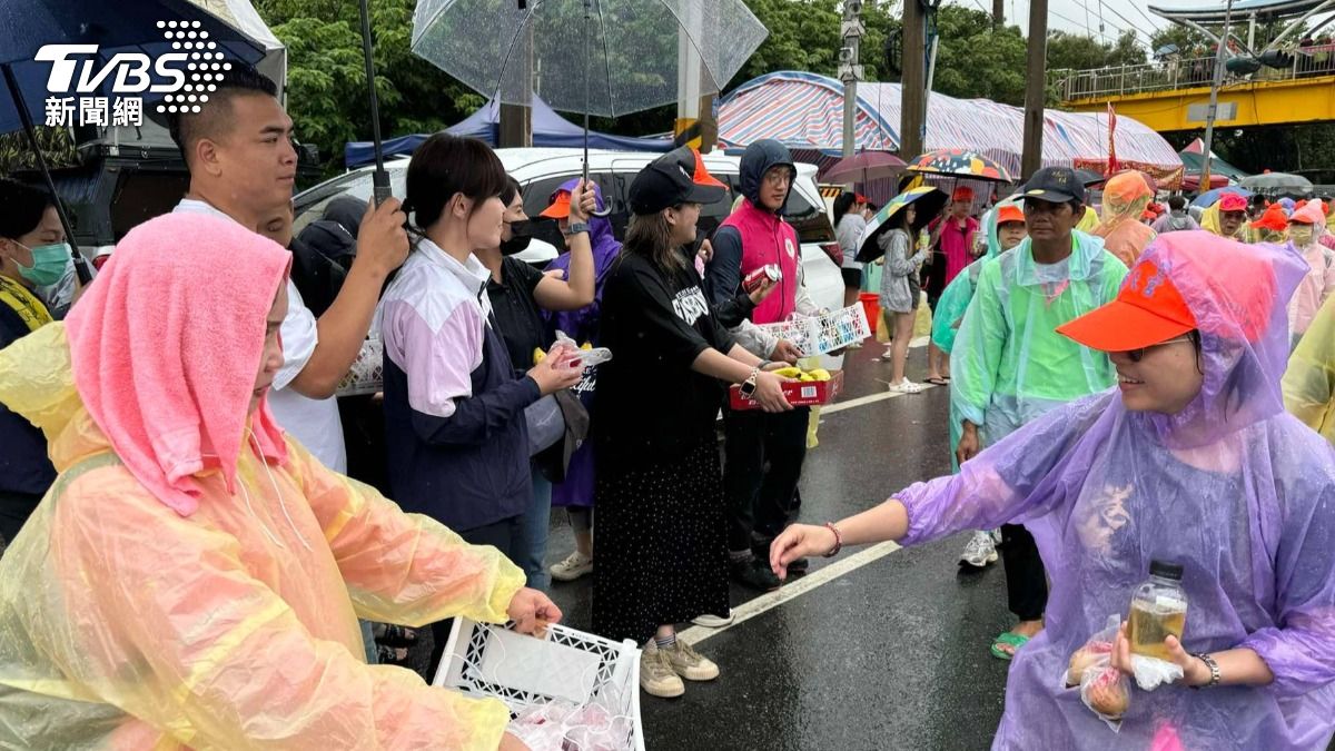 高虹安發6千份食物 為香燈腳補給。(圖/民眾提供)
