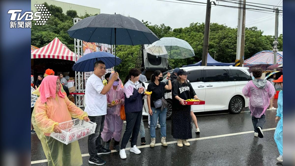 高虹安白沙屯拱天宮外設攤冒雨2小時「送貢丸米粉」挺信眾。(圖/民眾提供)