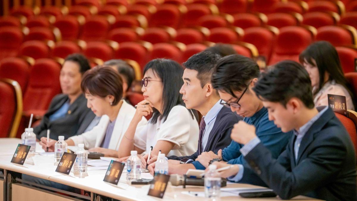 評審主播們為參賽學生專心評分。(圖/TVBS)