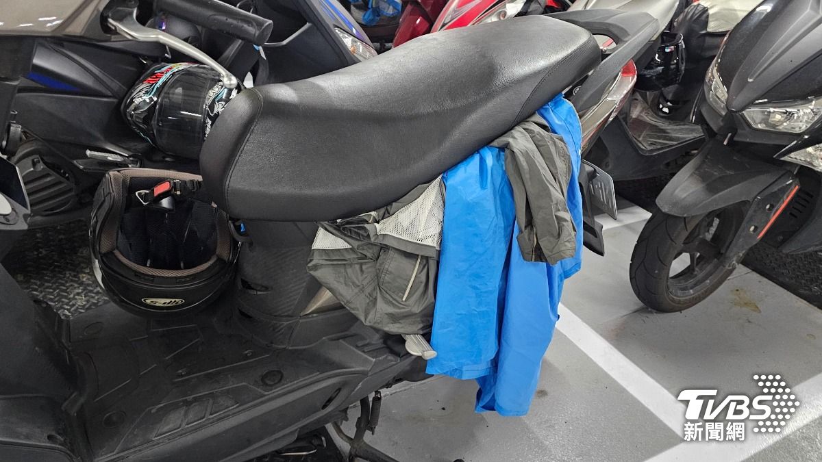 下班還要穿濕雨衣?板橋車站「雨衣晒衣場」驚人畫面曝光!不過壓在置物箱的晾法,除了防盜功能,下班恐怕還是得"濕衣上身"(圖/TVBS)
