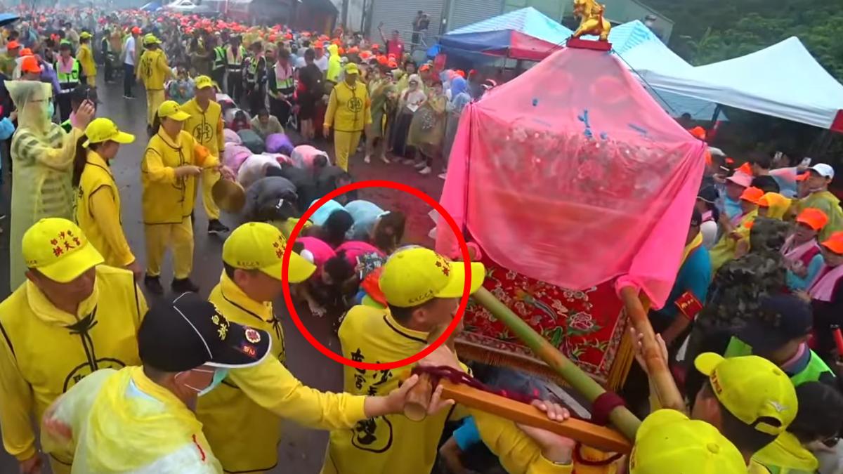 白沙屯媽祖遇「大罷免」鑾轎急煞!沒鑽到轎底怒了 還原火爆現場
