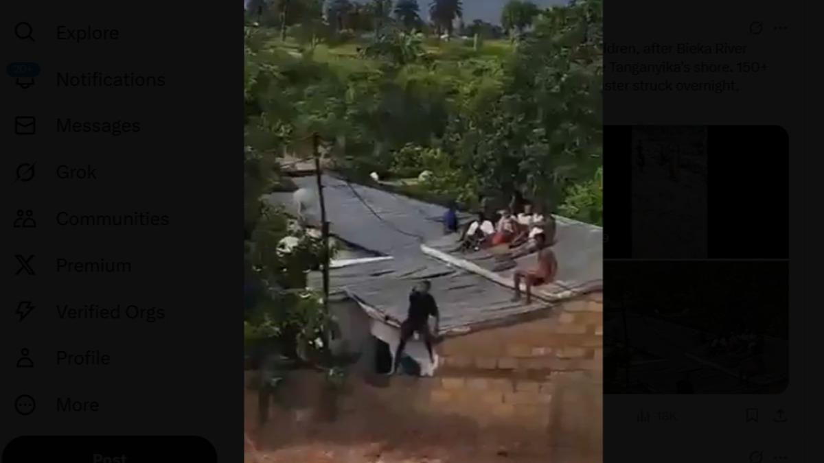 民眾爬上屋頂躲避洪水。（圖／翻攝@africansinnews）
