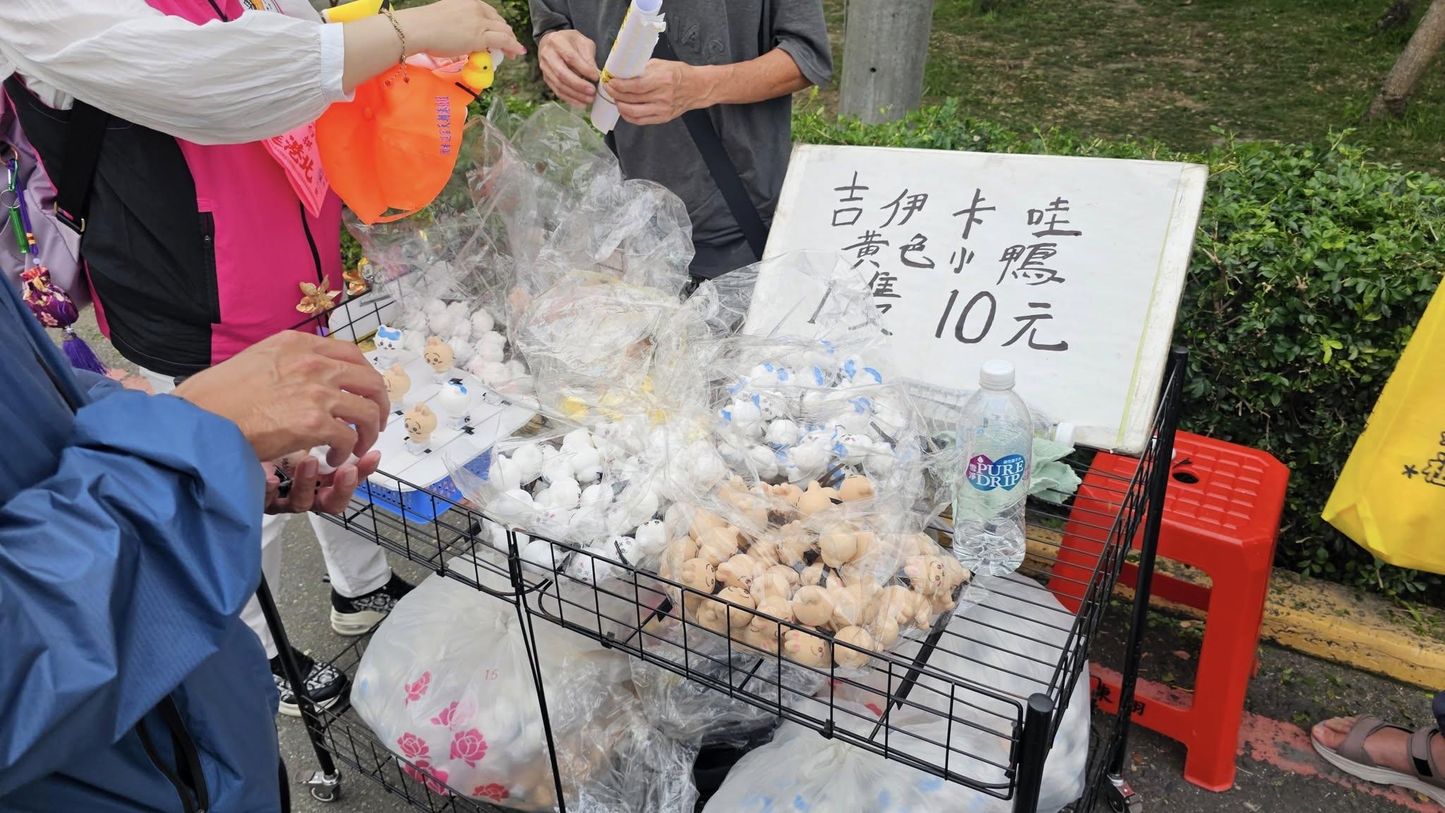 白沙屯媽祖進香,網友發現盜版的吉伊卡哇和黃色小鴨。(圖/翻攝自「爆料公社」臉書)