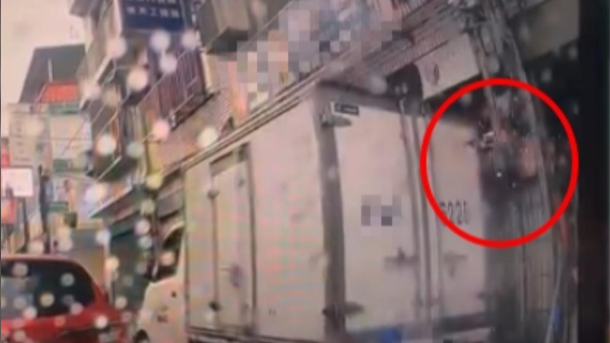 貨車駕駛撞壞住戶的電錶,一度噴出火光。(圖/翻攝自記憶八德臉書)