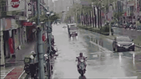有片/大雨釀禍?貨車急煞「甩尾」撞進店面…夾娃娃機慘被撞爆