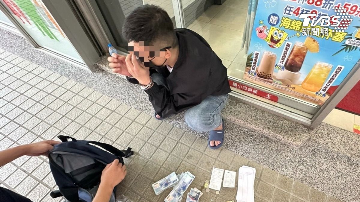 1分鐘落網！車手遭上銬，警方查扣近18萬贓款。（圖／TVBS）