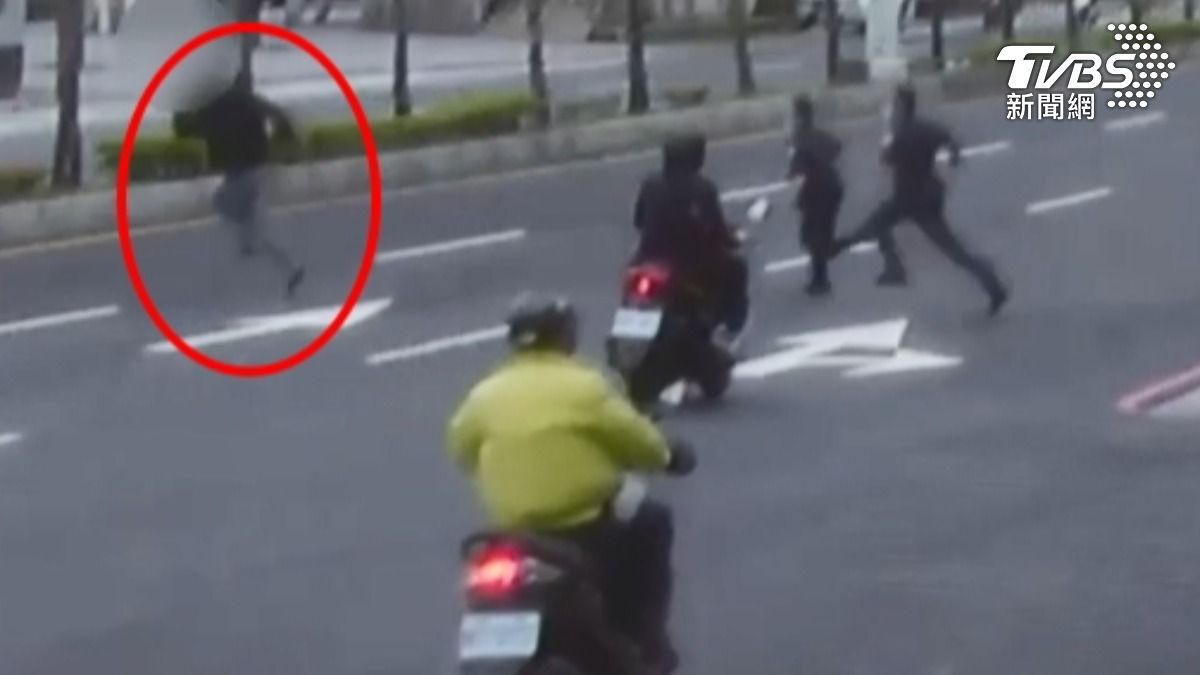 見警跨分隔島逃，詐欺車手竟背5條通緝。（圖／TVBS）