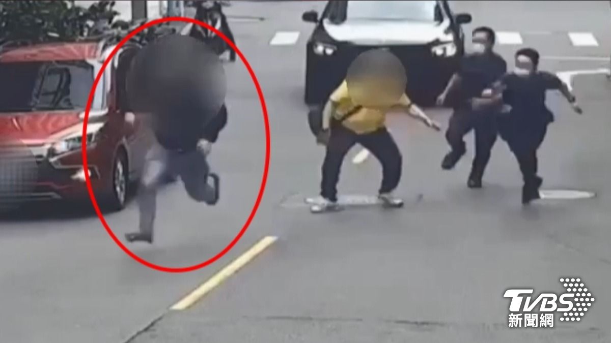 別跑!狂奔衝馬路跨分隔島 警追捕壓制 車手背5條通緝