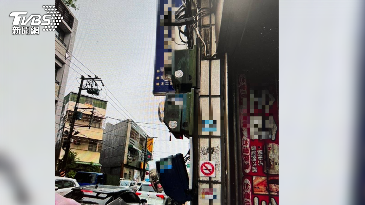 住戶電錶被撞壞,撞擊瞬間擦出火光。(圖/TVBS)