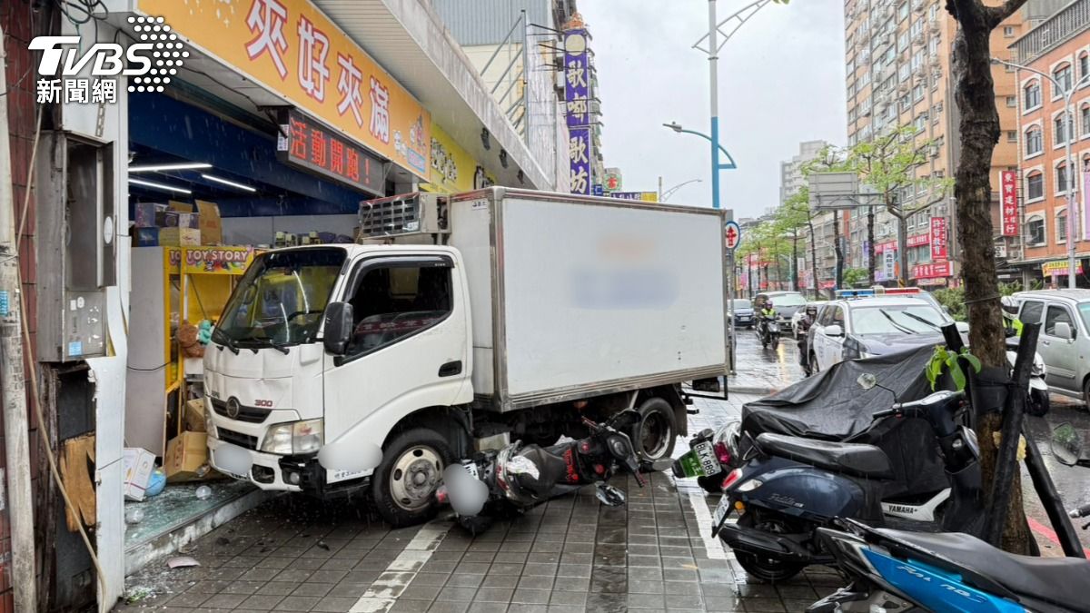 小貨車失控撞擊店面。(圖/TVBS)