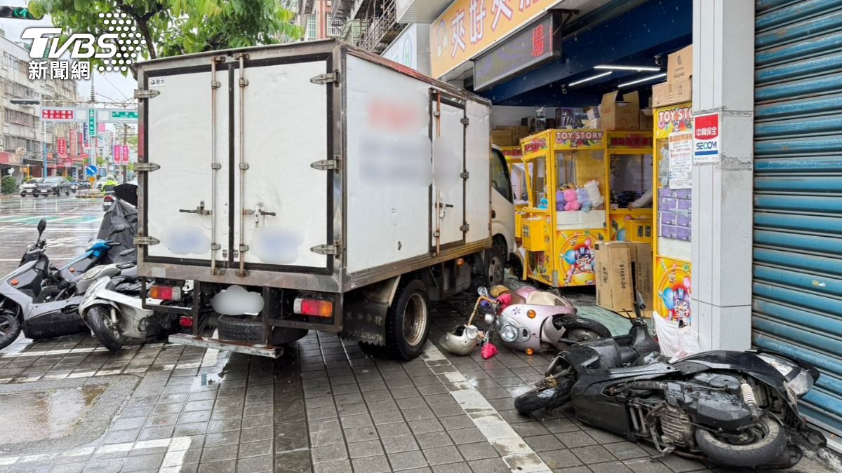 小貨車失控撞擊店面。(圖/TVBS)