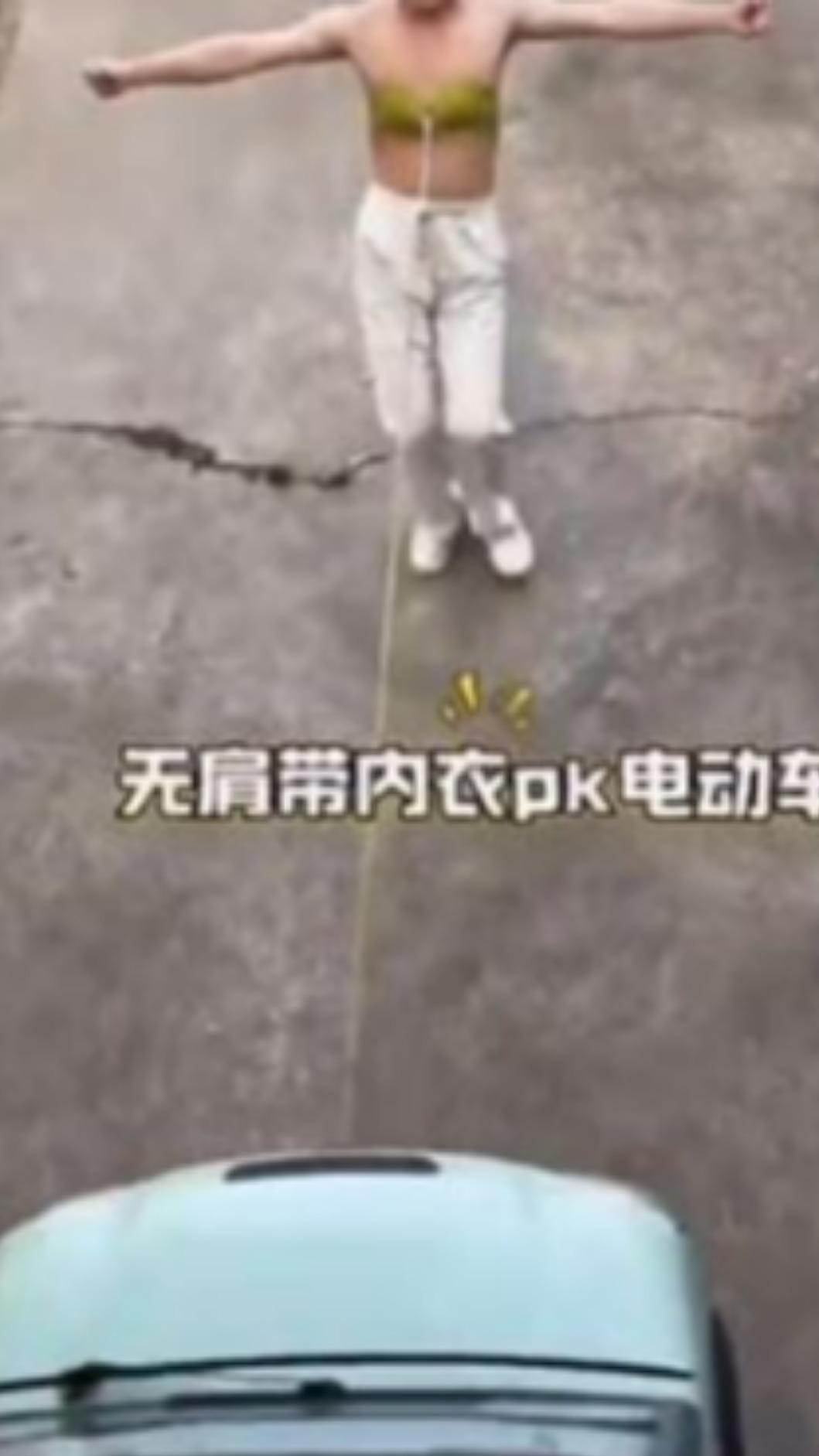 男子在無肩帶內衣上綁繩拖車。（圖／取自X）