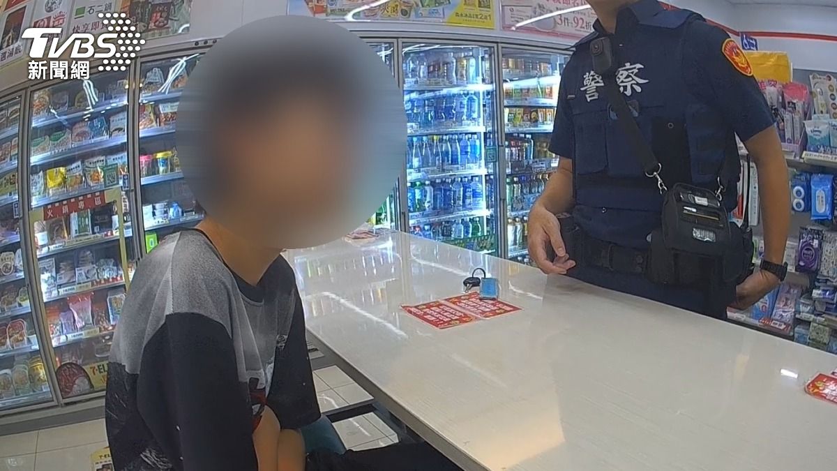 洪童無法接受轉學,於是趁父親外出取車時跑出門。(圖/TVBS)