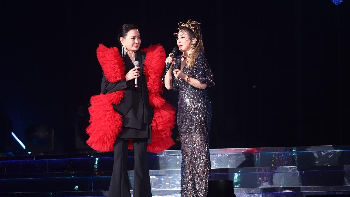 陳亞蘭、王彩樺忍不住掉淚。(圖/高雄流行音樂中心提供)