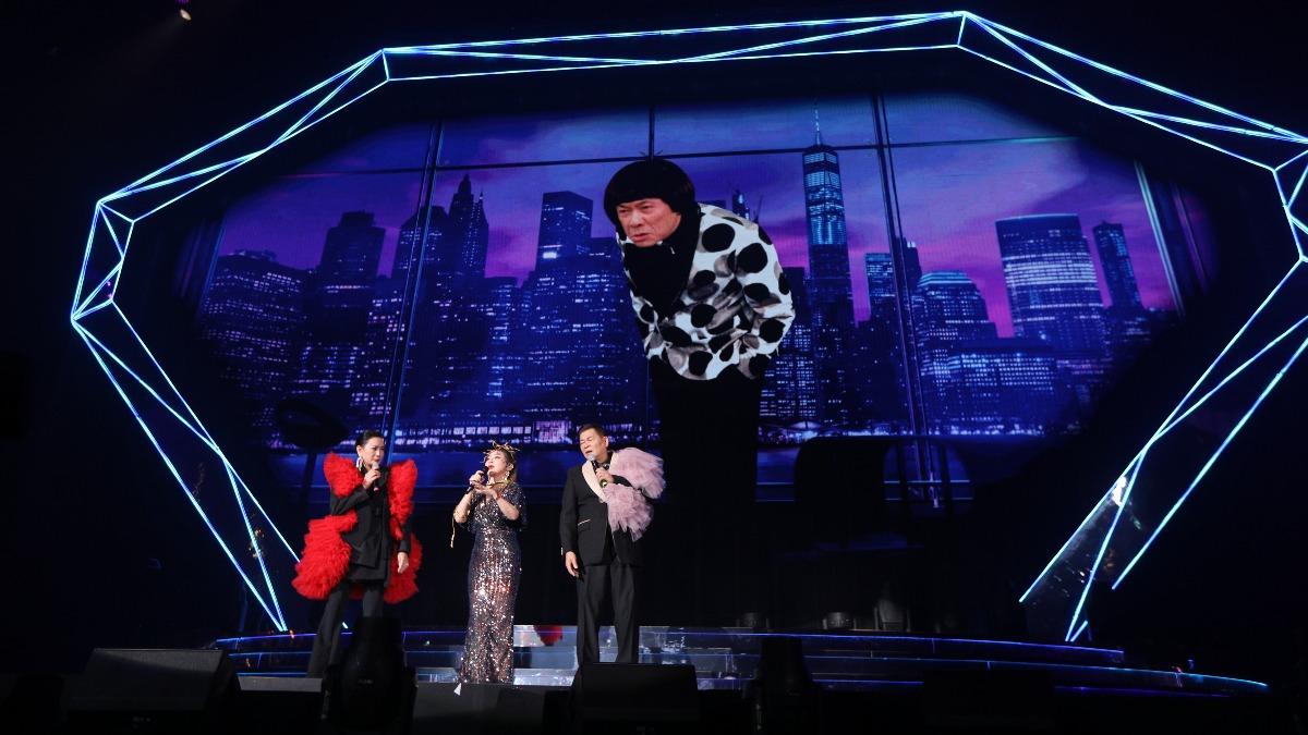 澎恰恰、陳亞蘭、王彩樺一起迎接豬哥亮。(圖/高雄流行音樂中心提供)