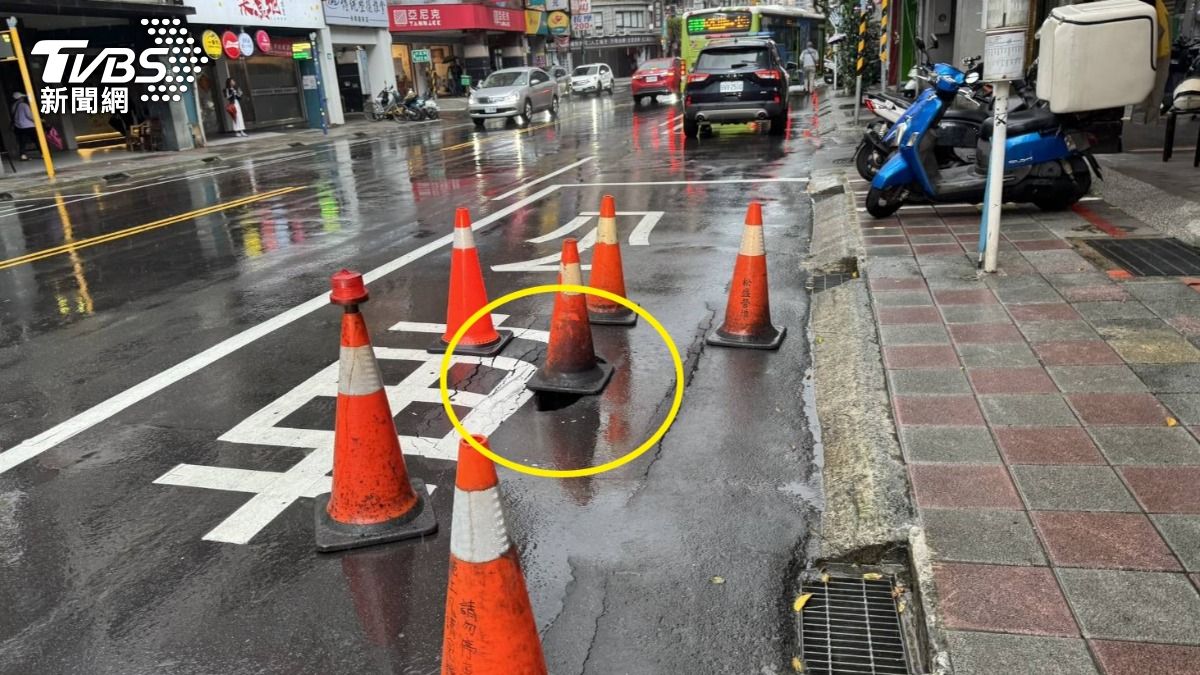 大雨下不停!新北永和公車停靠處「驚見2米坑洞」養工處急搶修