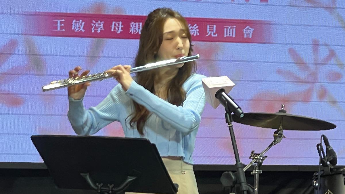 王敏淳粉絲見面會獻出長笛才藝。(圖/TVBS提供)