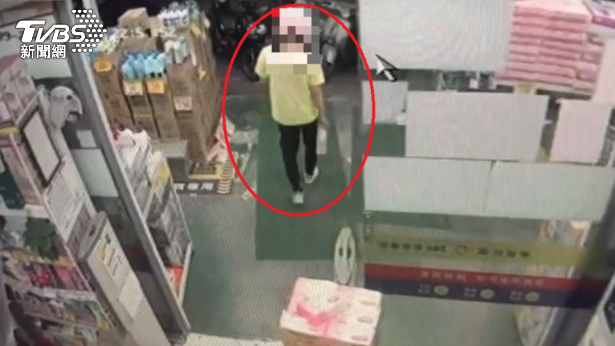 先一步離開的黃男，一邊低頭滑手機、一邊牽車，沒在看的他便將侯女機車騎走。（圖／TVBS）